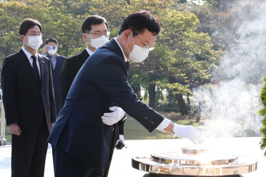 송영길 민주당 신임 대표가 3일 서울 동작구 국립서울현충원 현충탑에서 분향하고 있다.  국회사진기자단=연합뉴스